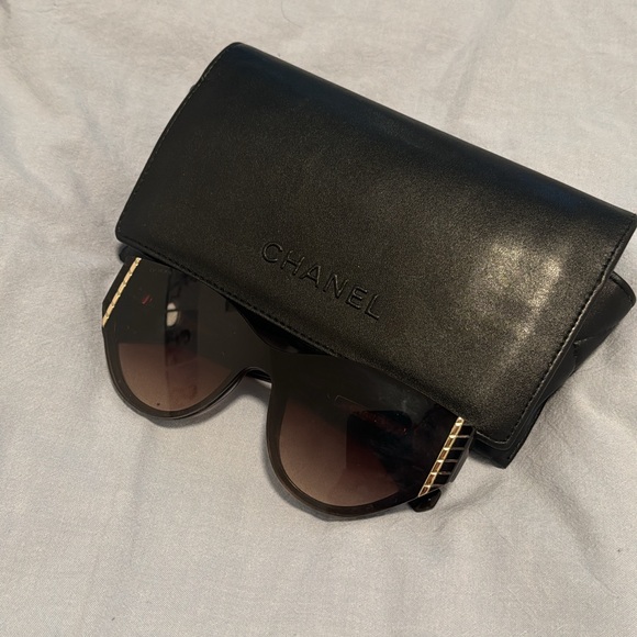 Chanel sunglasses perfect condition - Picture 2 of 2